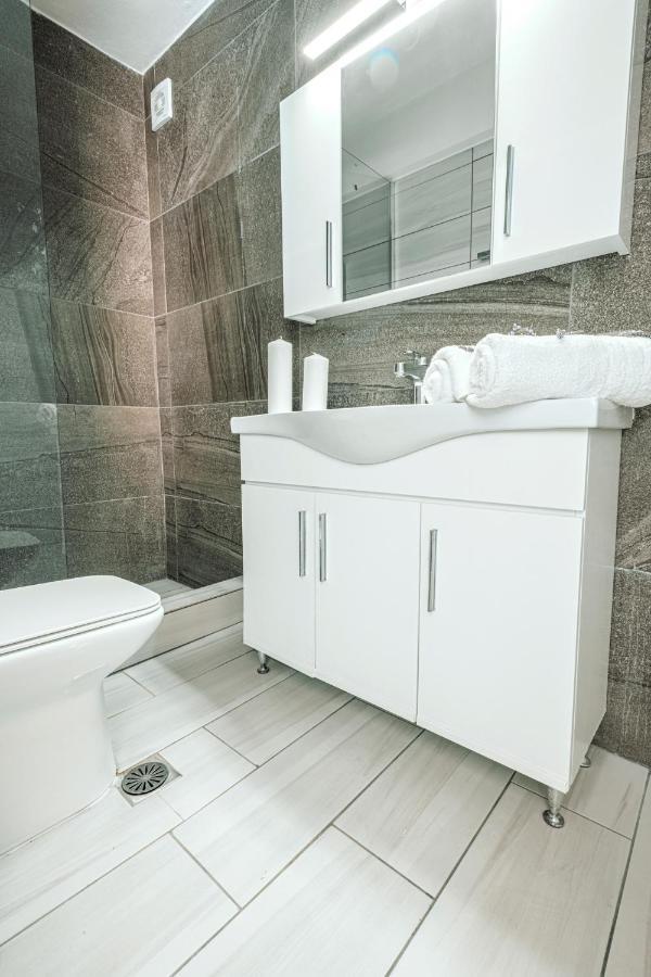 Design Suites Efharis Néa Péramos 외부 사진
