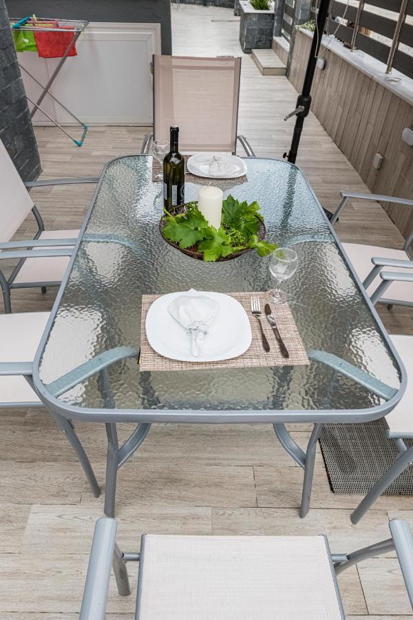 Design Suites Efharis Néa Péramos 외부 사진